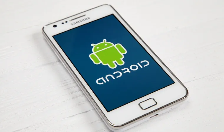 Celular com tela exibindo que ele possui sistema operacional Android