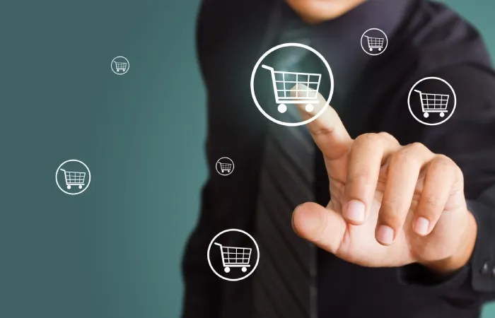 Imagem de uma pessoa tocando um símbolo de um carrinho de compras