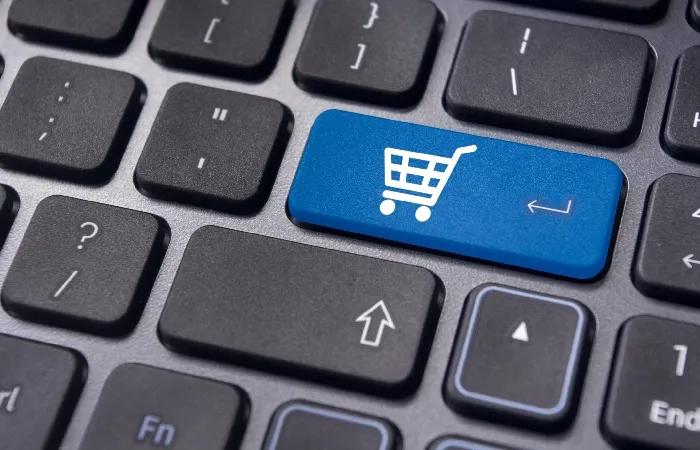 Imagem de um teclado de notebooks com uma tecla de compra