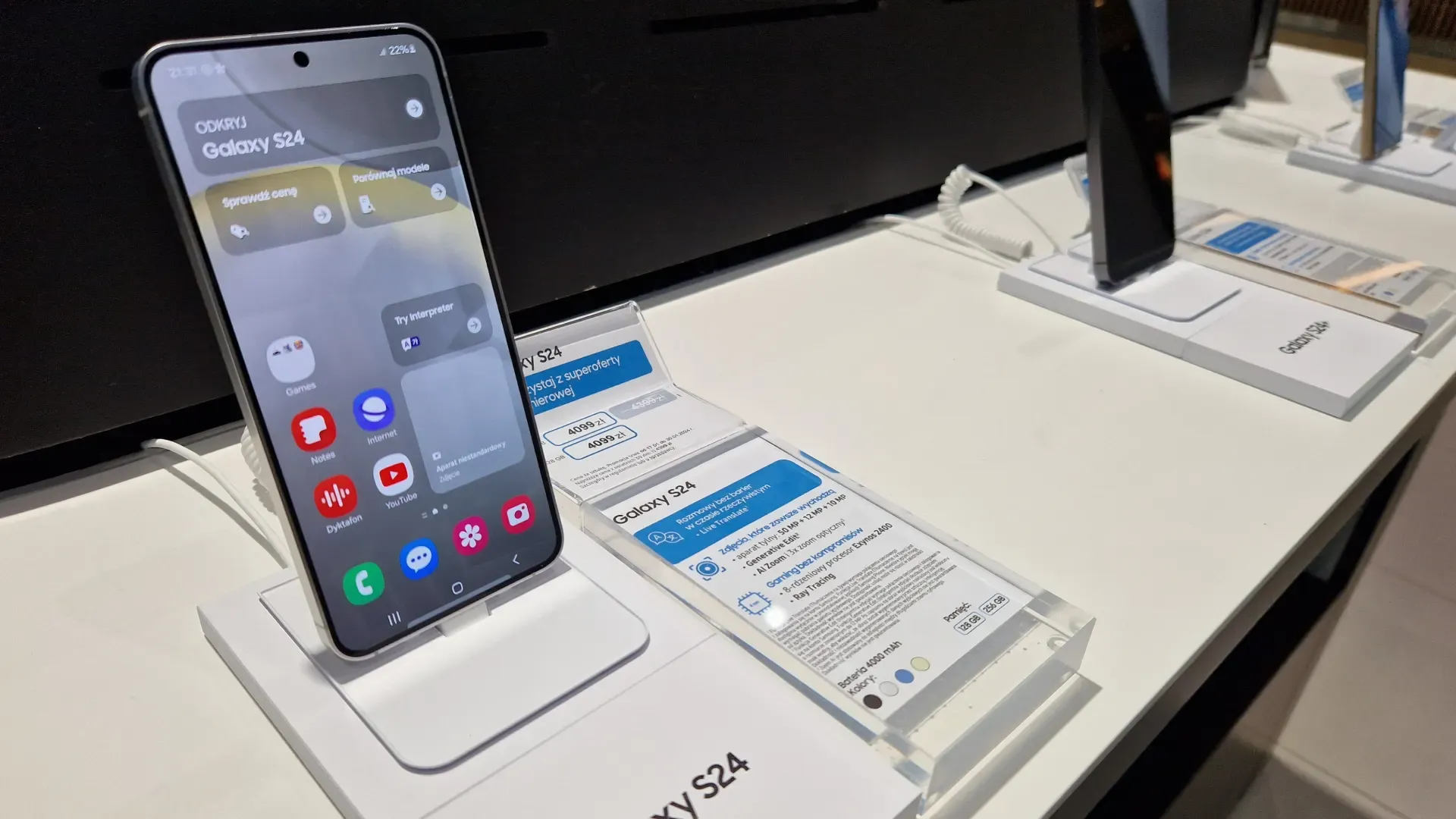 Tela do S24 5G em vitrine de loja da Samsung