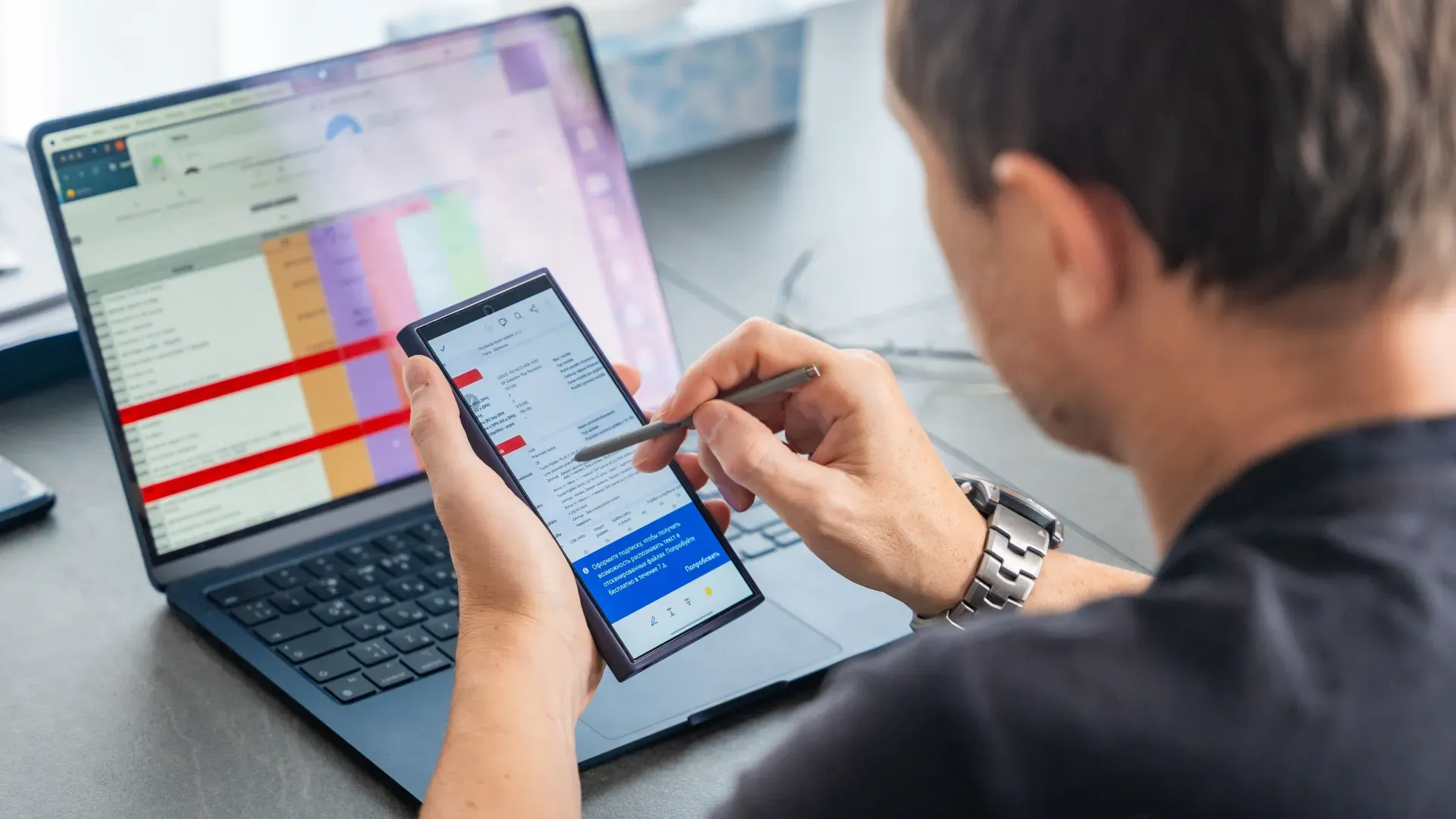 Homem trabalhando com o seu Galaxy S24 Ultra usando S Pen