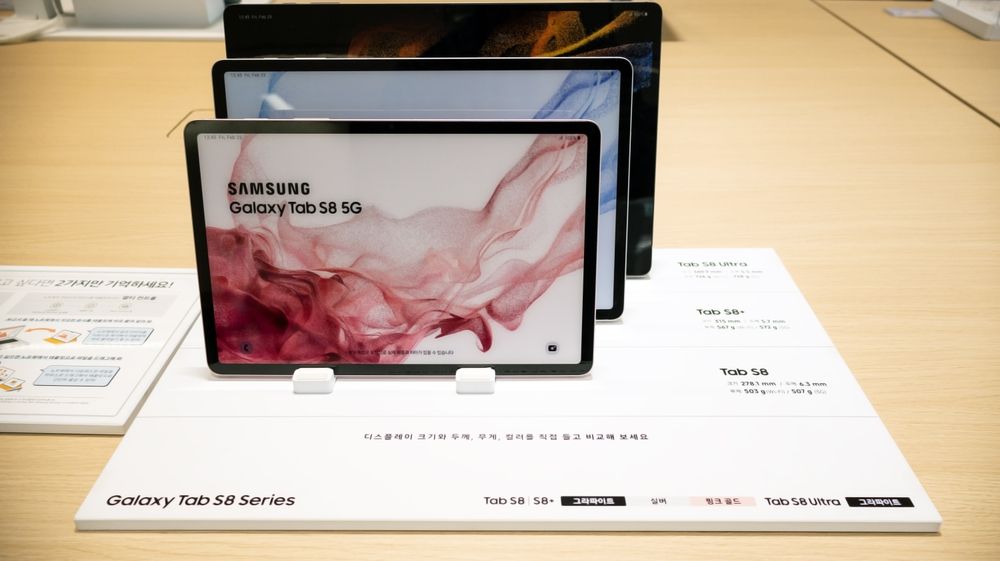 Imagem de vários tablets da Samsung em uma bancada