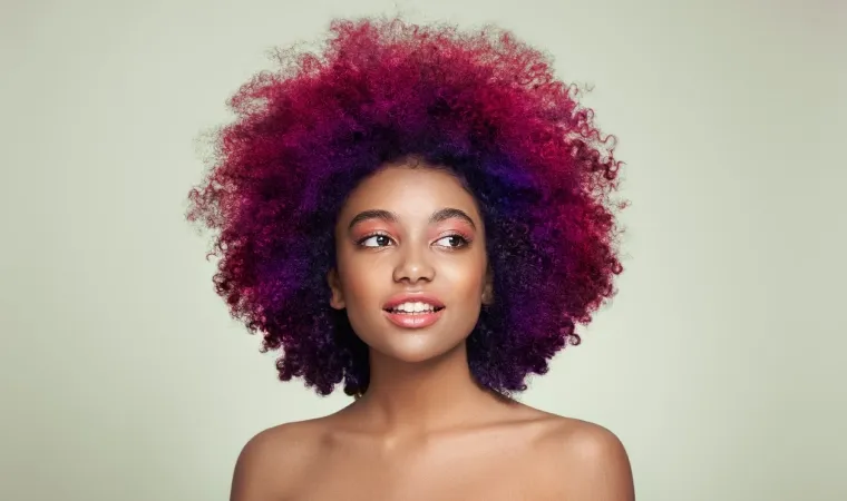 Mulher com o cabelo pintado com o melhor tonalizante.