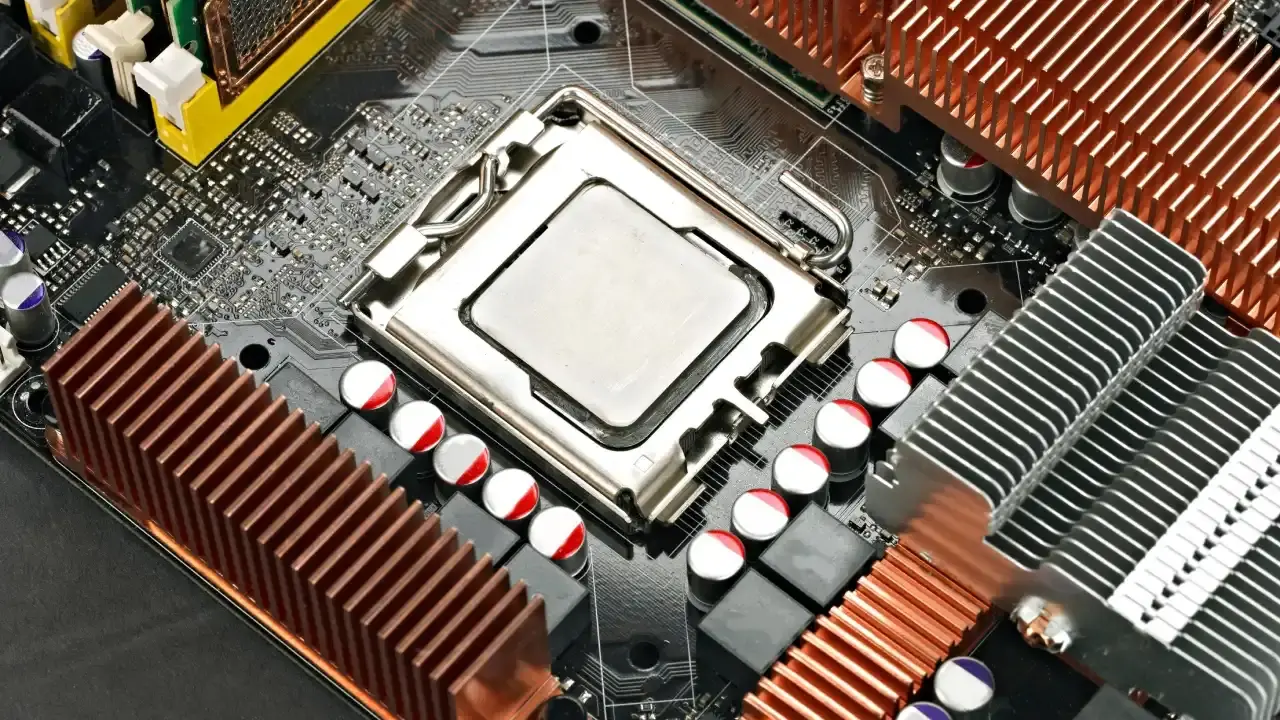 Foto dos plugues coloridos de uma placa-mãe