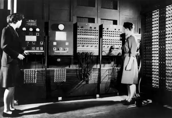Duas mulheres ao lado do ENIAC primeiro computador do mundo eletrônico.