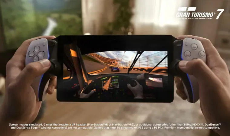 Imagem do PlayStation Portal nas mãos de uma pessoa sendo usado para jogar o game de corrida Gran Turismo 7 em uma sala de estar
