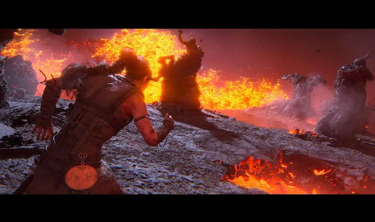 Imagem de Hellblade 2 na qual a protagonista Senua corre por um caminho vulcânico com lava e algumas estátuas de cinzas em formatos humanoides