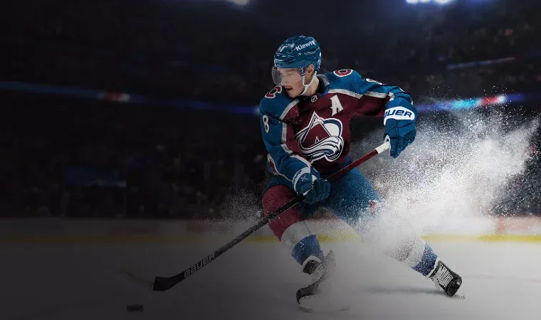 Um jogador de hóquei jogando na pista.