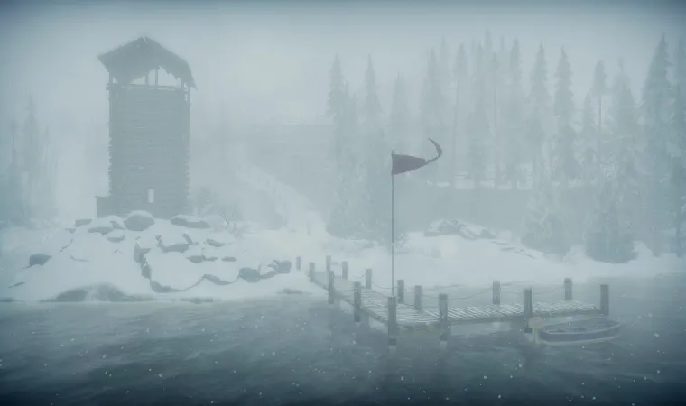 Um porto com um farol e coberto de neve envolto por uma neblina.