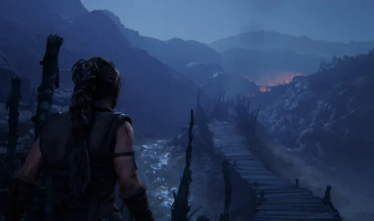 Uma mulher encara um caminho de madeira à sua frente.