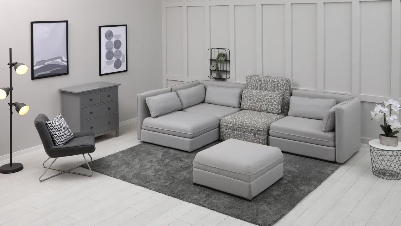 Sofá modular cinza em sala toda decorada em tons de cinza