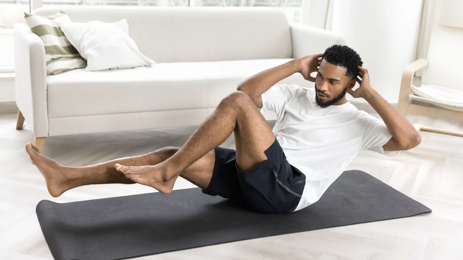 Homem em academia executando o abdominal bicicleta