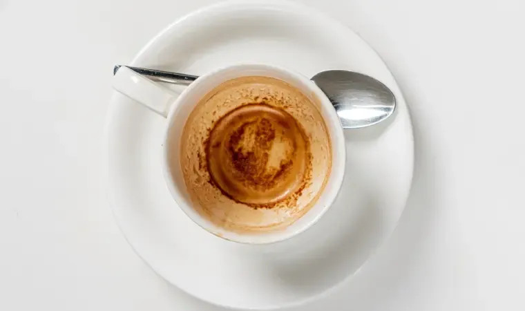 Foto mostra bebida feita após saber como fazer café na cafeteira elétrica.