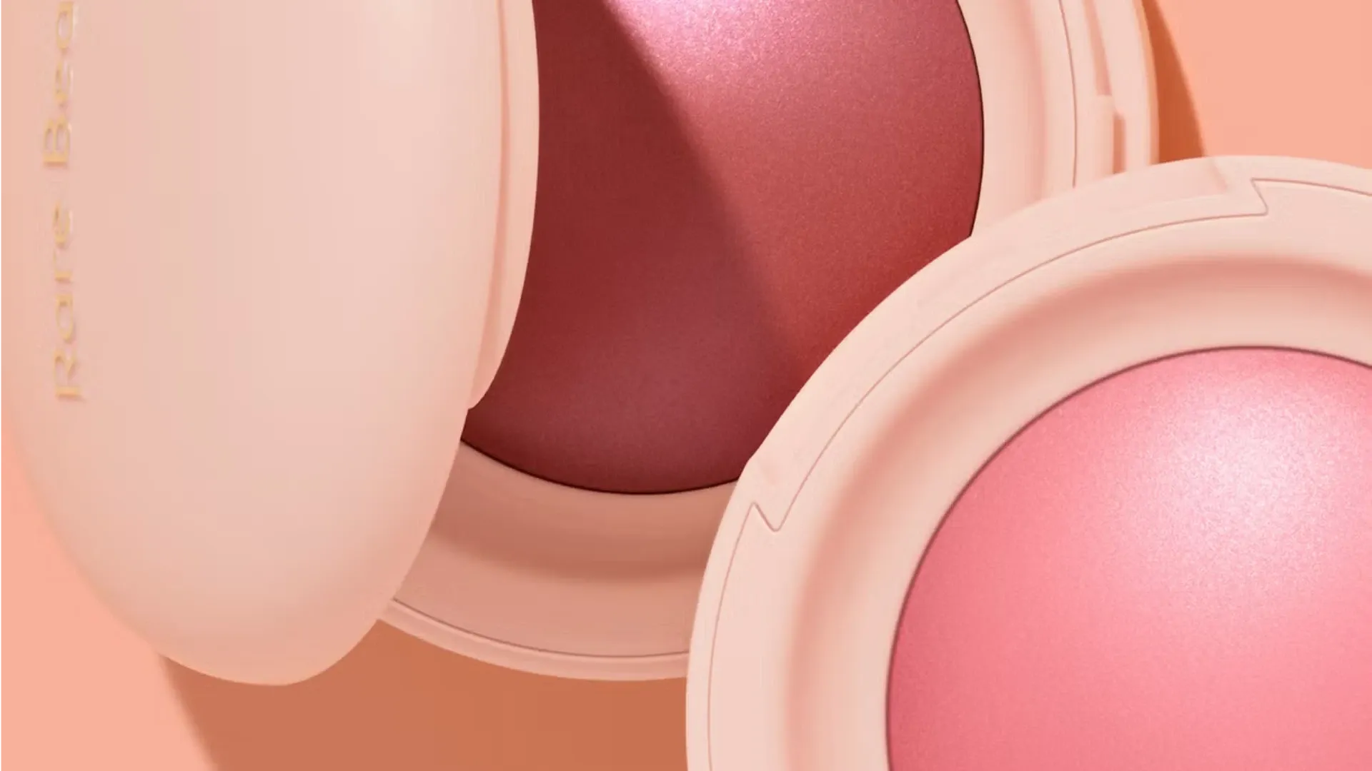 dois blushes da Rare Beauty abertos em um fundo claro