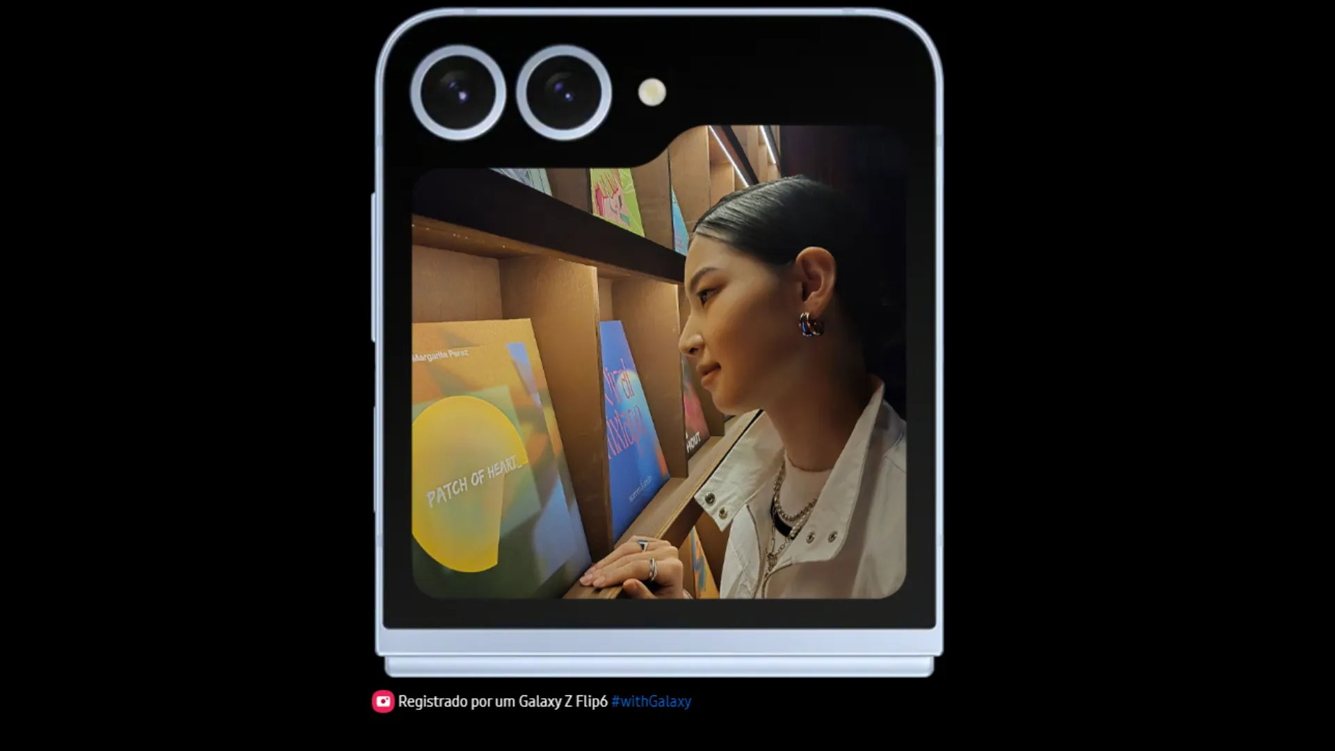 Imagem de uma foto de uma mulher em livraria olhando para estante de livros dentro de um aparelho