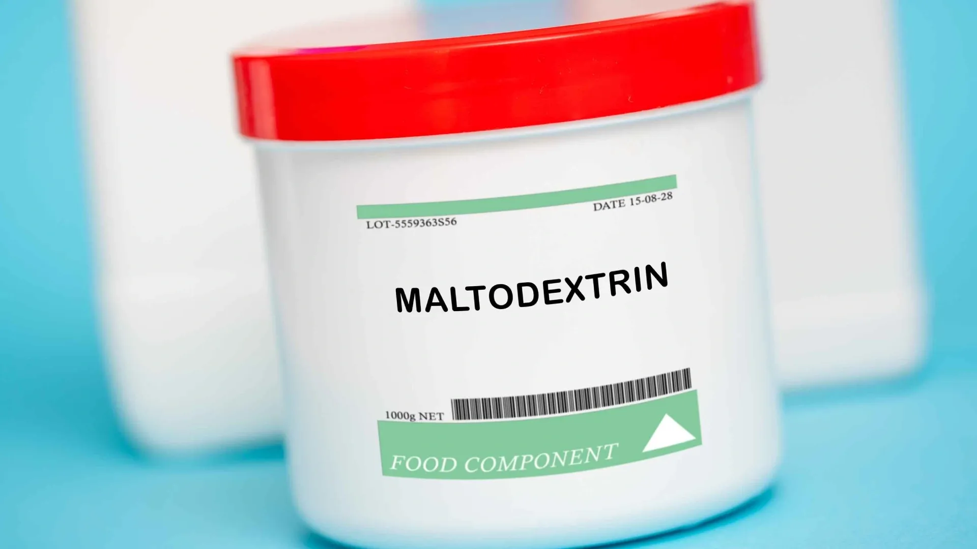 Um pote de maltodextrina com o nome do suplemento em inglês exposto na frente.