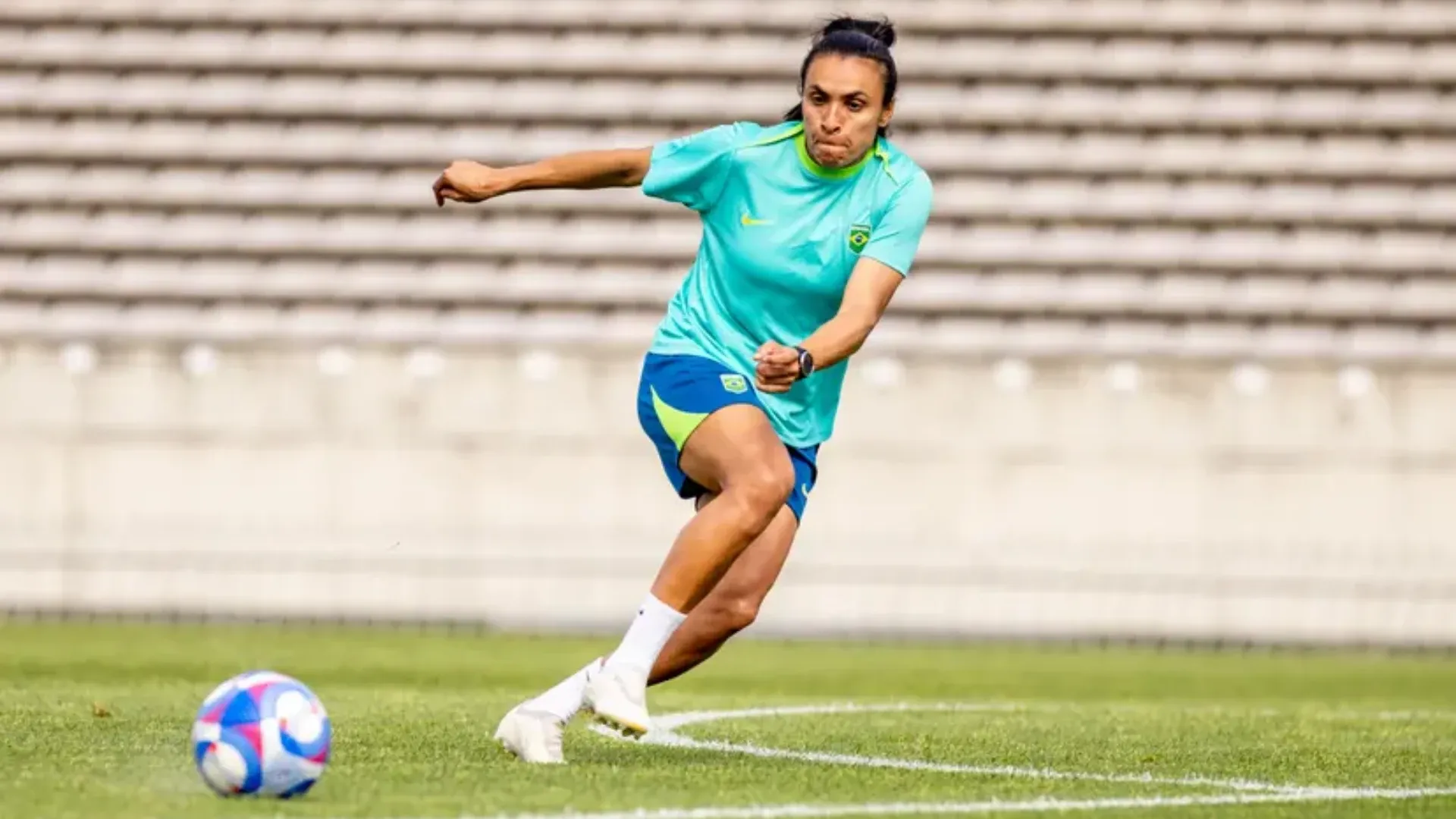 Mulher treinando futebol à luz do dia