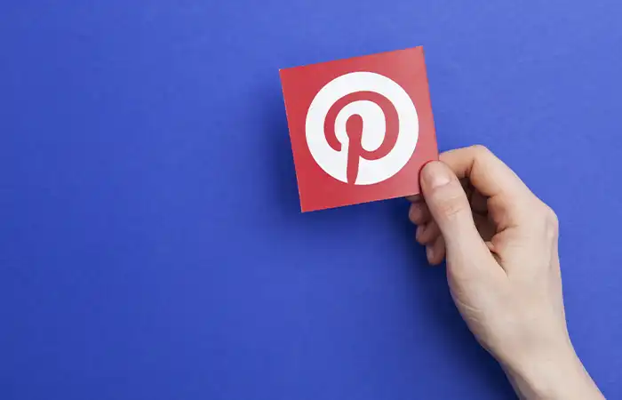 Card vermelho com ícone do Pinterest em fundo azul
