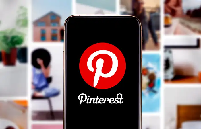 Celular com Pinterest aberto com imagens ao fundo