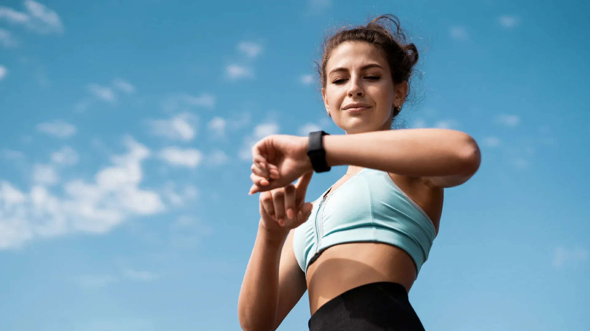 Atleta de corrida mulher se preparando para o seu treino de cardio 