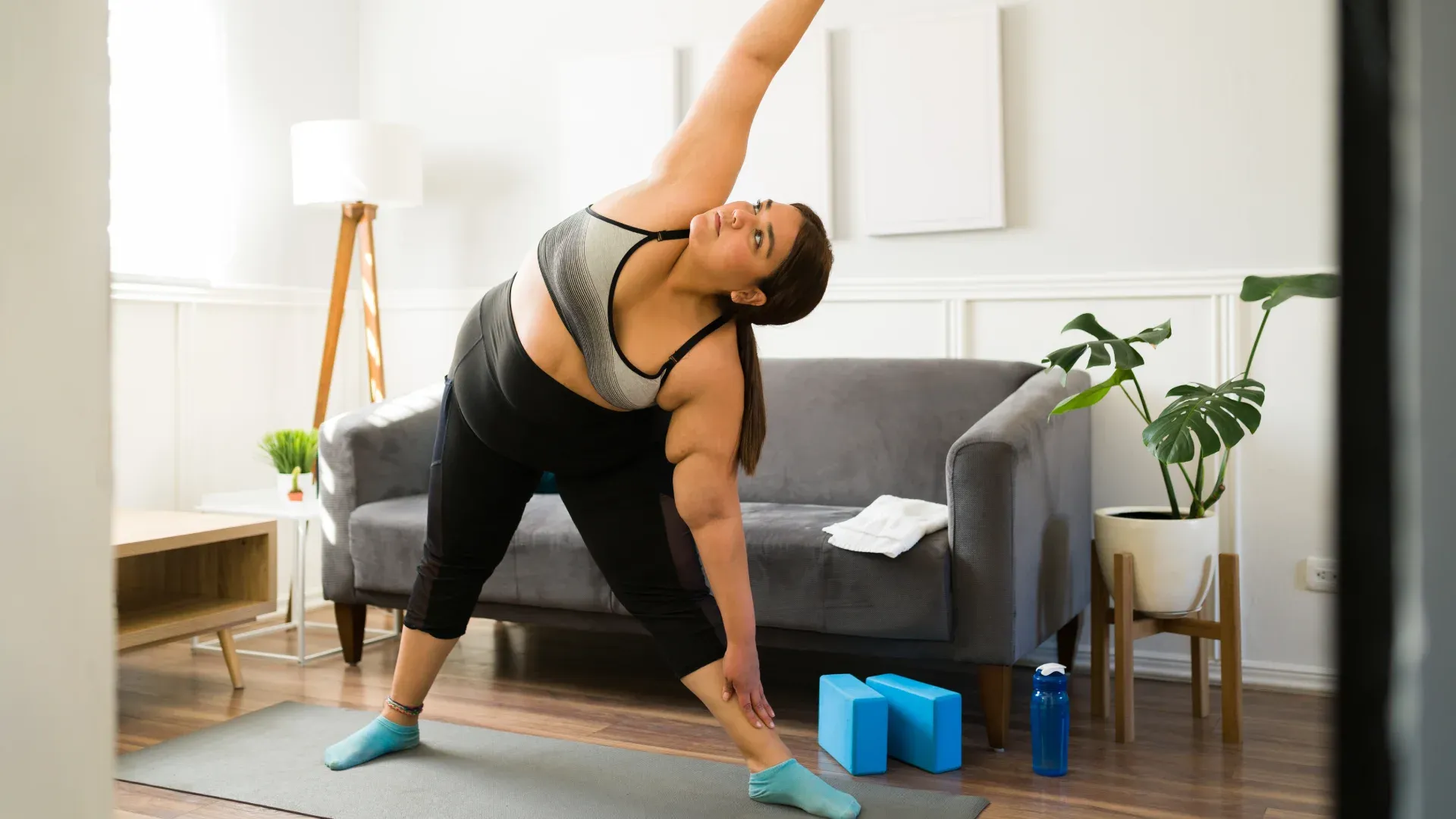 Mulher fazendo exercícios na sala de sua casa