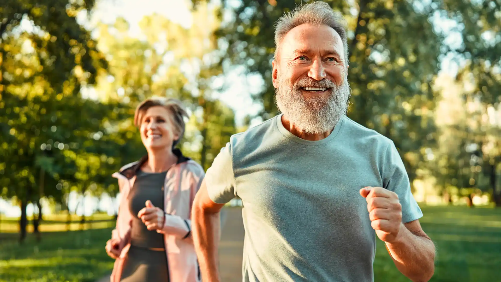 Casal de idosos fazendo atividade física de caminhada