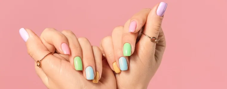 Capa do post: Esmalte hipoalergênico: 8 melhores opções para quem tem alergia