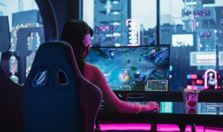 Uma mulher usando headsets e jogando numa tela curva