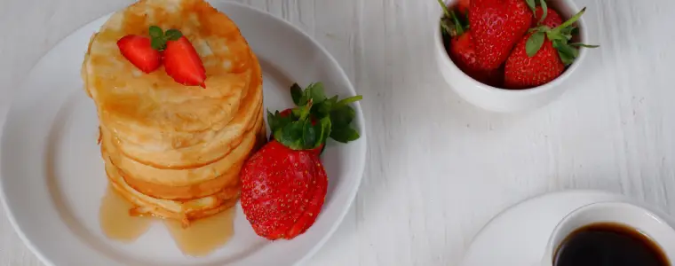 Que tal um café da manhã delicioso e cheio de sabor? Aprenda a fazer panqueca americana doce