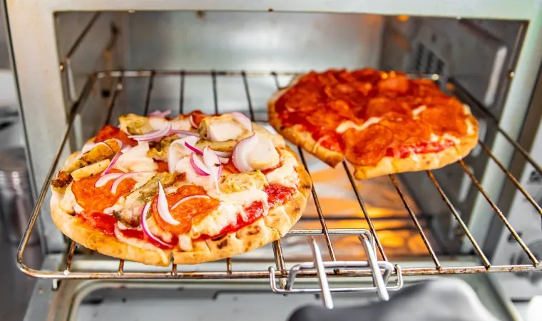 Pizzas dentro de forno.