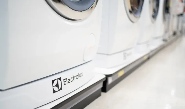 Lavadoras brancas da Electrolux enfileiradas.