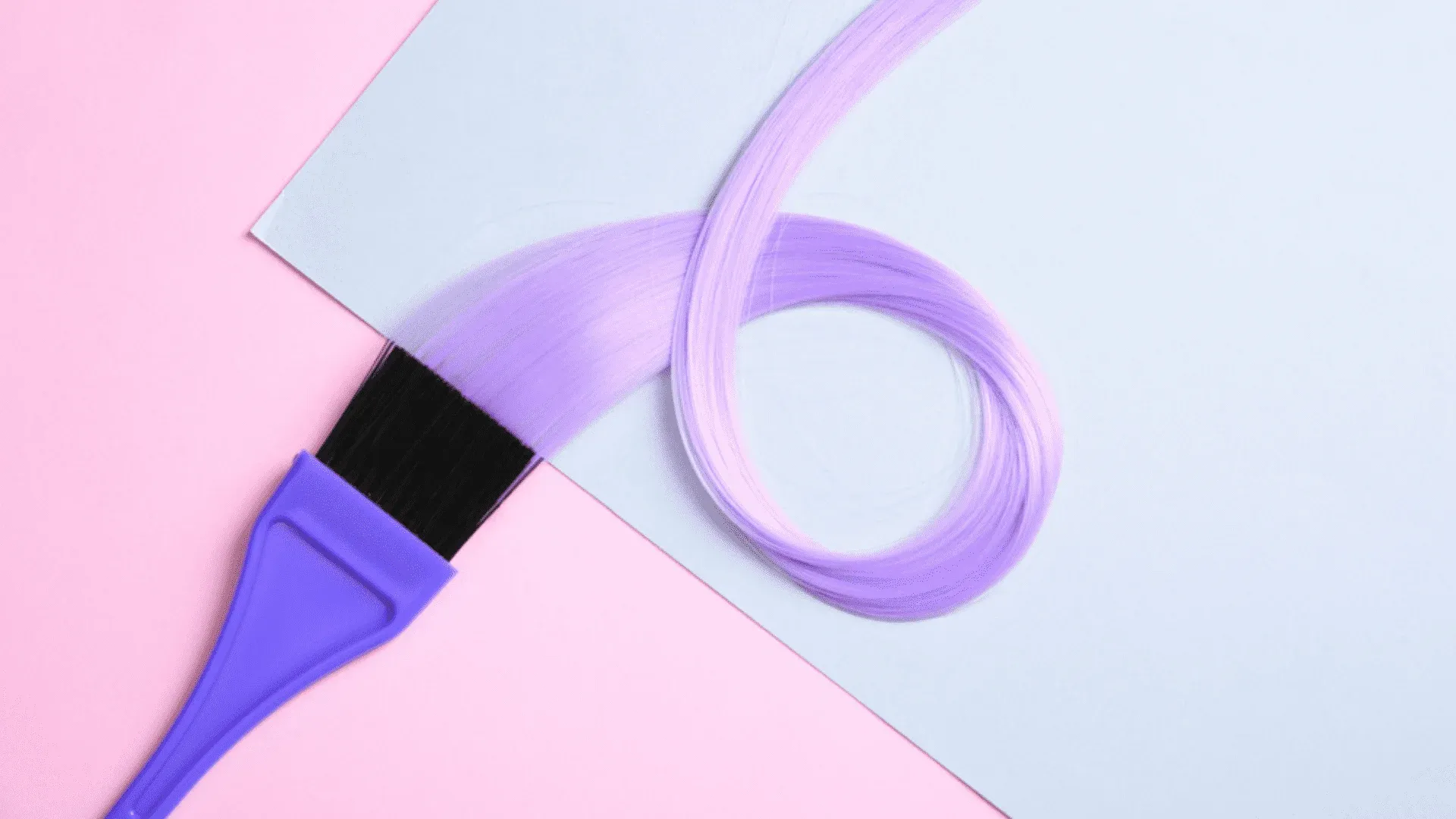 Foto de pincel combinada com uma foto de mecha de cabelo dando a sensação de sequência