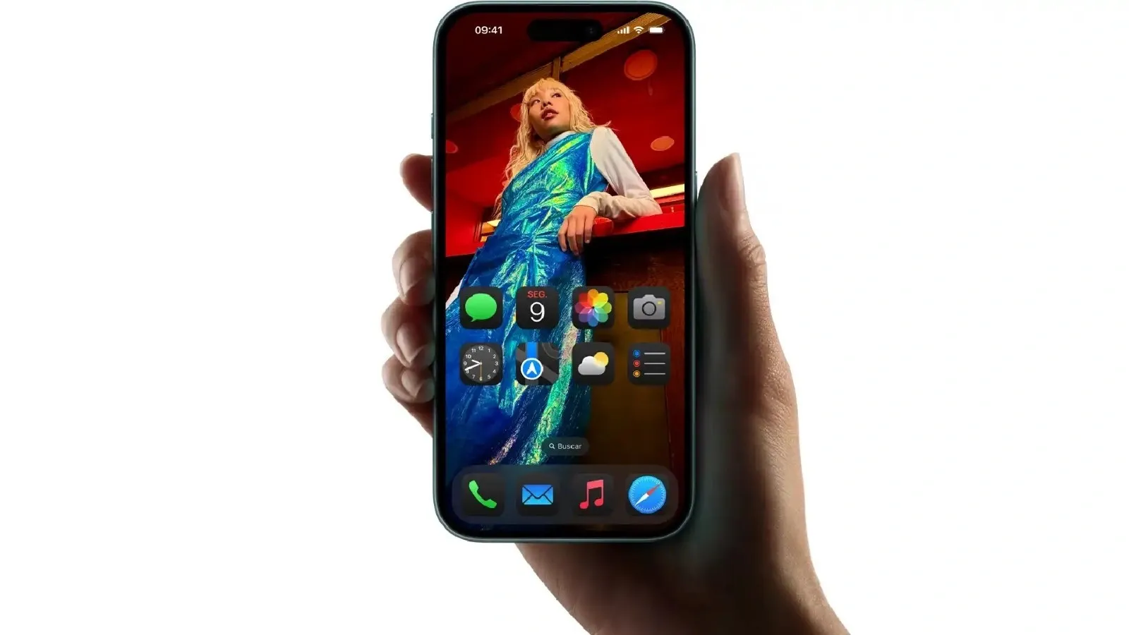 Tela do iPhone 16 Plus na mão de pessoa com imagem de mulher