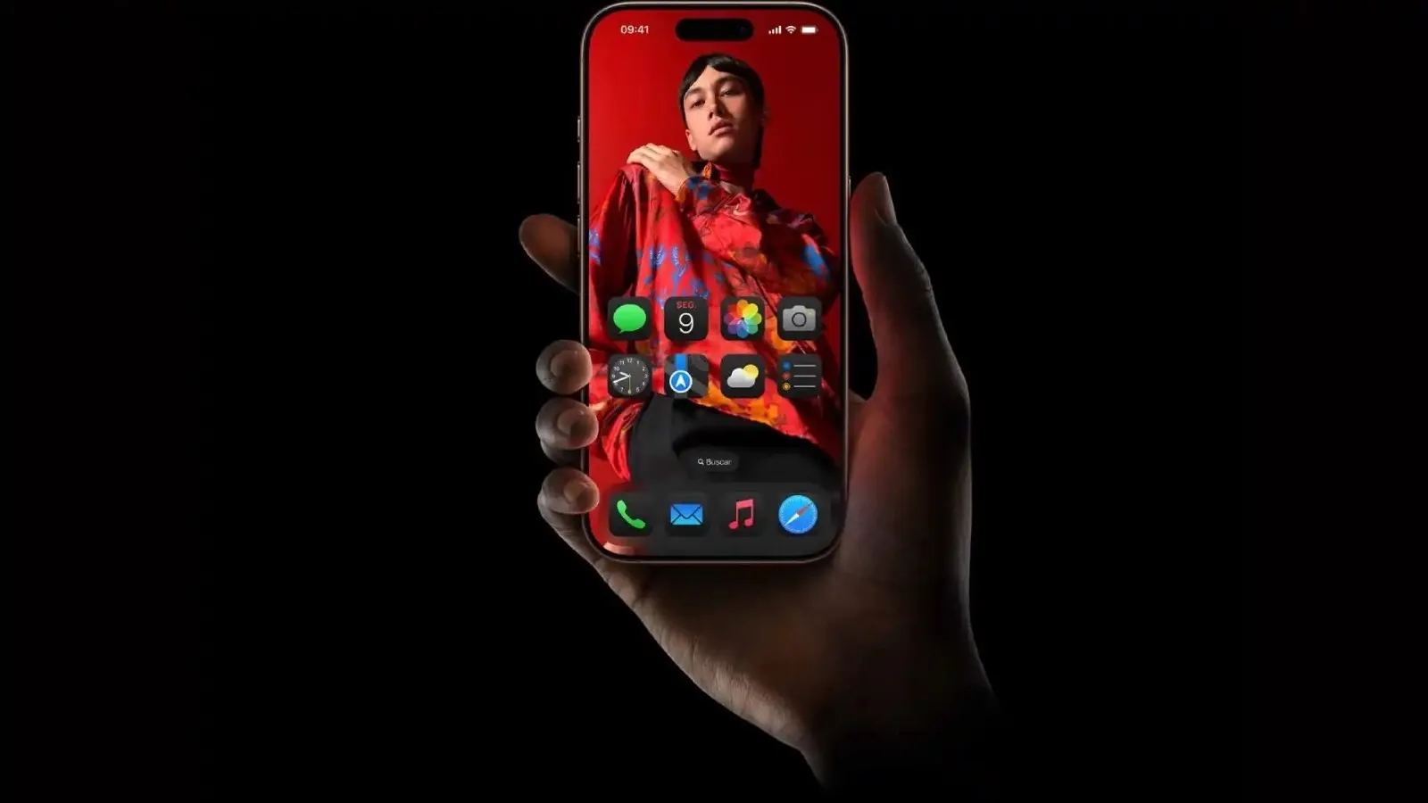 iPhone 16 Pro na mão de homem em fundo preto 