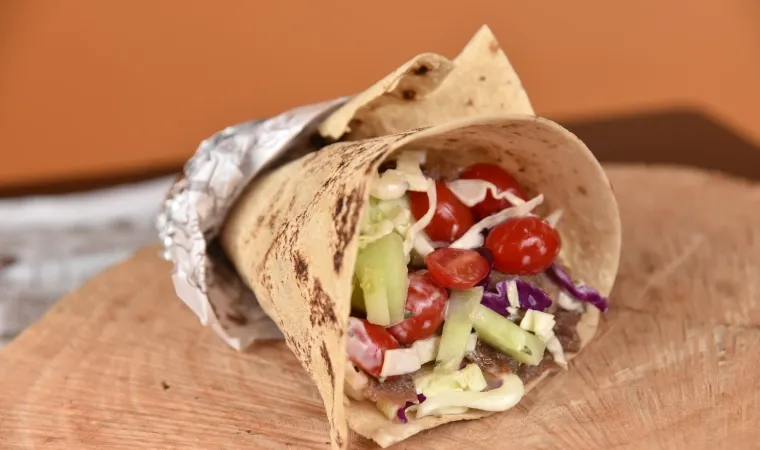 Sanduíche natural de falafel.