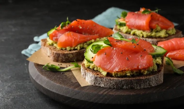 Sanduíche natural de salmão.