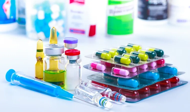 Vários tipos de medicamentos agrupados sobre mesa