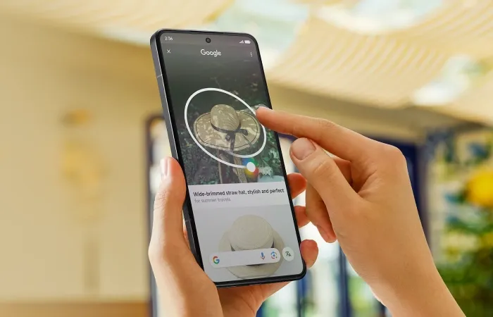 Mão segurando um celular com pesquisa do Google mostrando um capacete branco.
