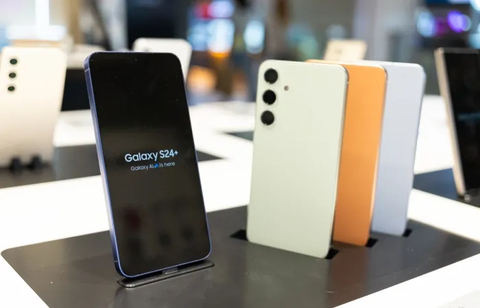 Celular Samsung Galaxy S24 Plus à esquerda com tela em destaque outro três modelos à direita enfileirados e com câmeras em destaque