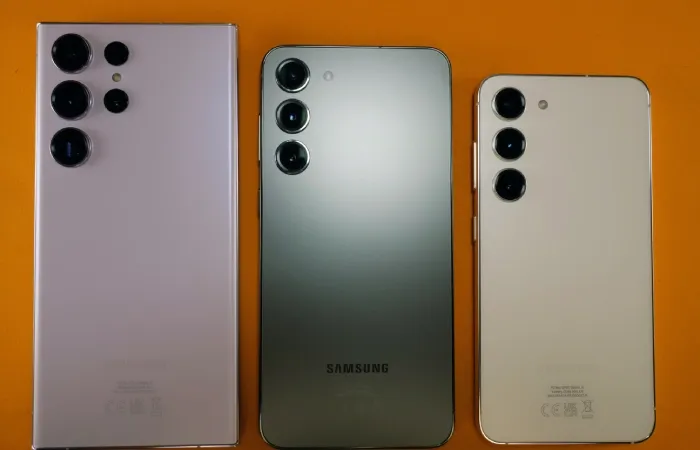 Três celulares da linha Galaxy S23 lado a lado com a parte de trás em destaque