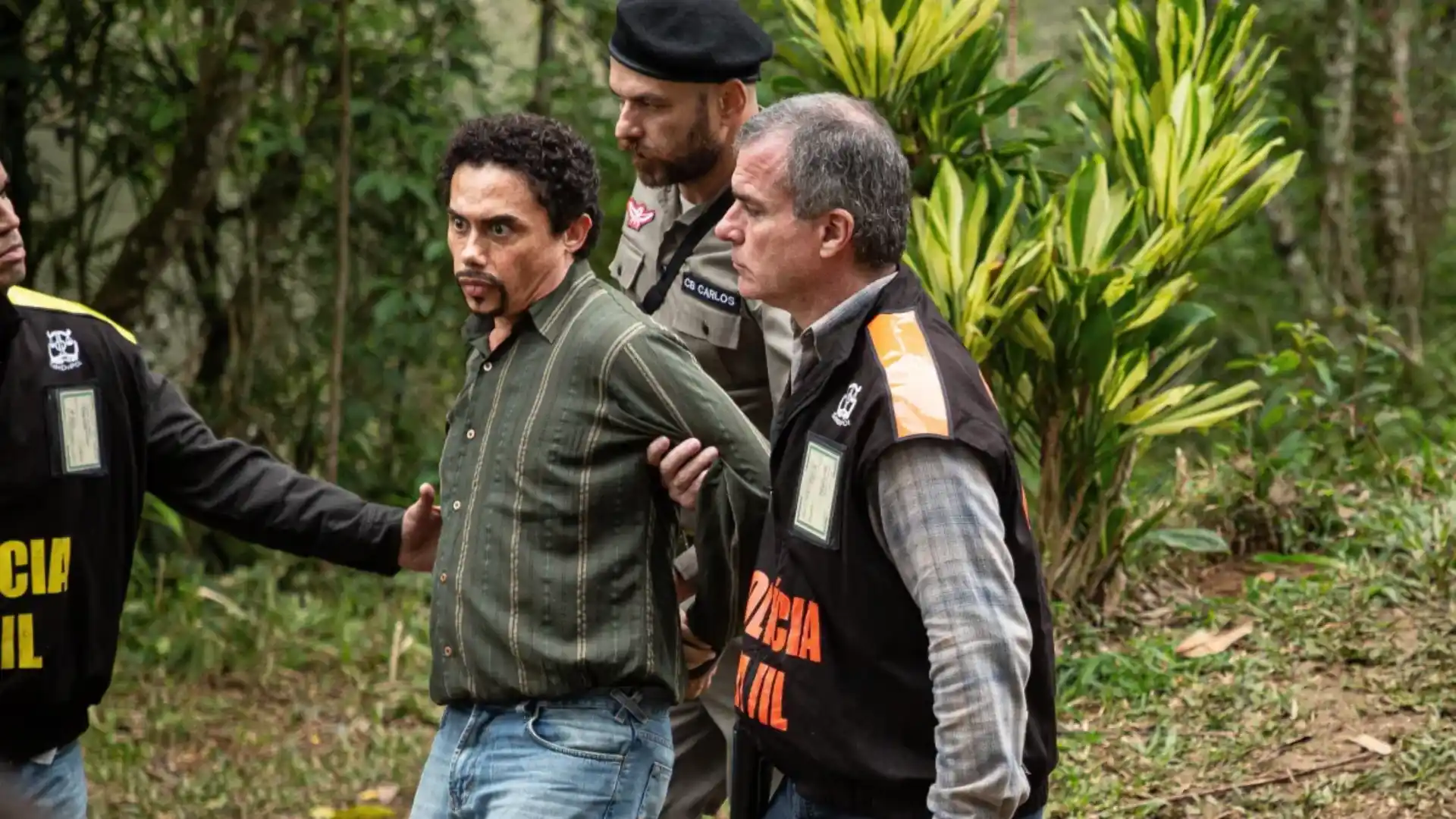 Personagens principais do filme O Maníaco do Parque em um cenário de parque