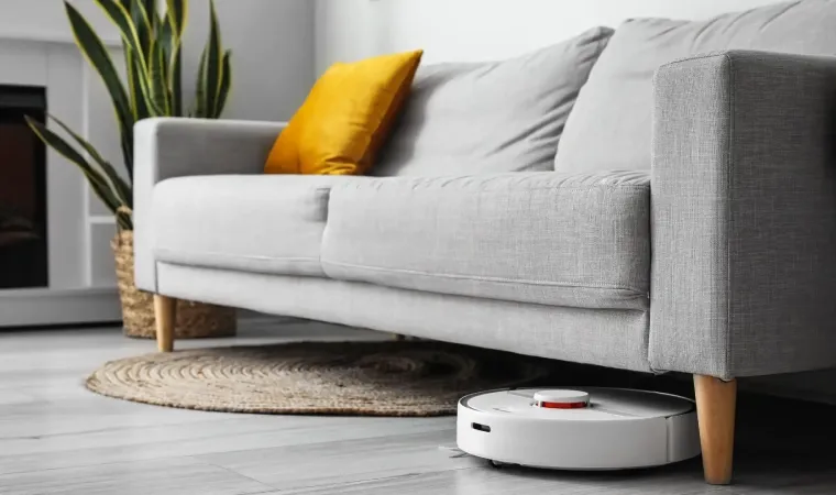 Um aspirador de pó Black Friday em uso em uma sala.