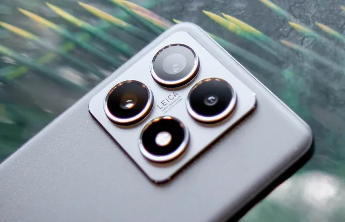 Um celular Xiaomi 14T Pro cinza com destaque para as câmeras Leica