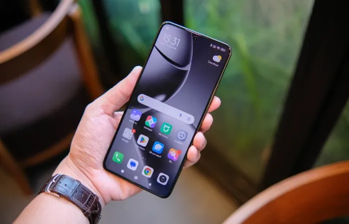 Uma pessoa segura com apenas uma das mãos um celular Xiaomi 14T Pro de cor cinza