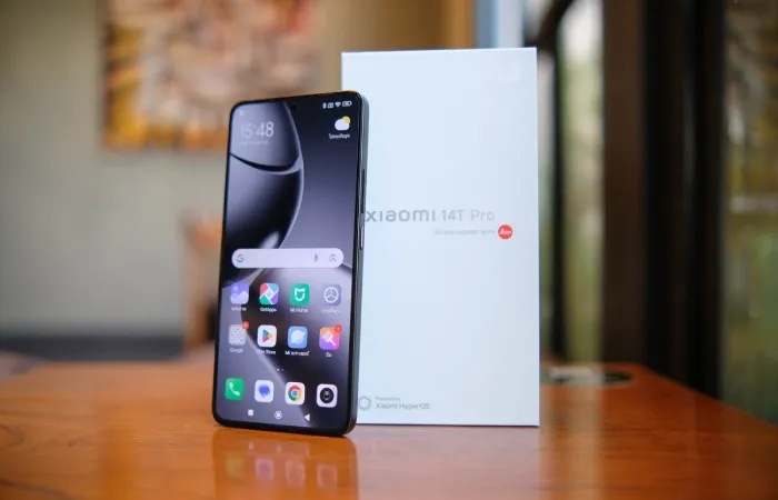 Um celular Xiaomi 14T Pro está encostado em uma caixa de celular