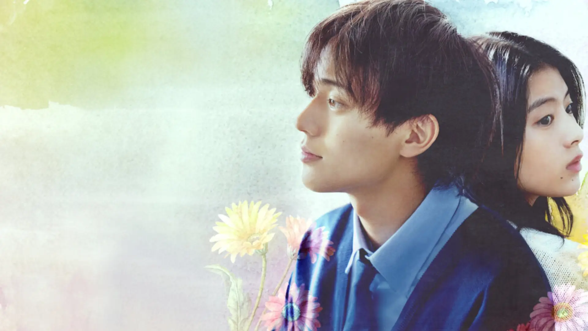 Atores asiáticos encostados um no outro com um fundo floral colorido