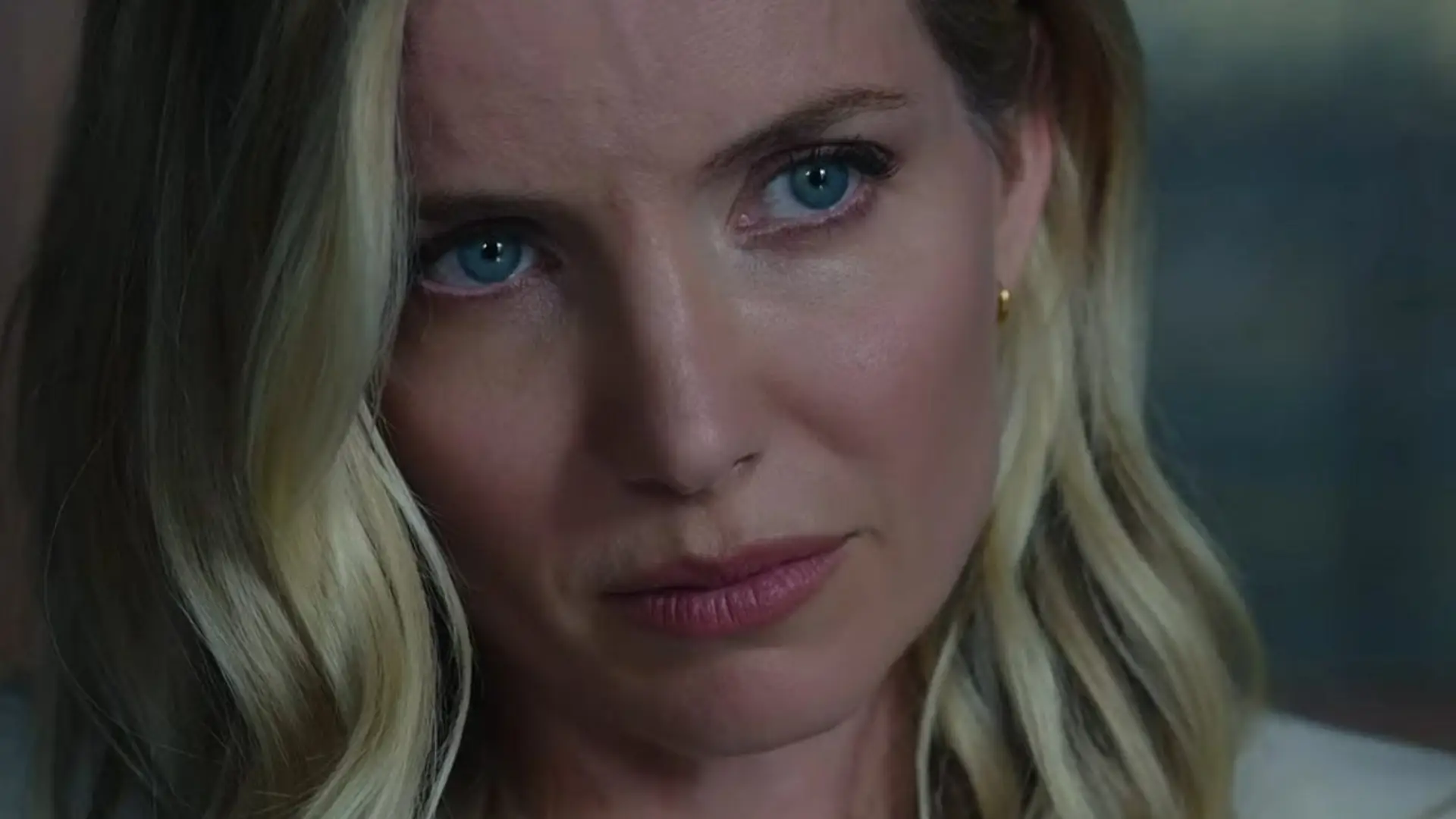 Close up de atriz de Desaparecidos na Noite, uma mulher branca e loira. 