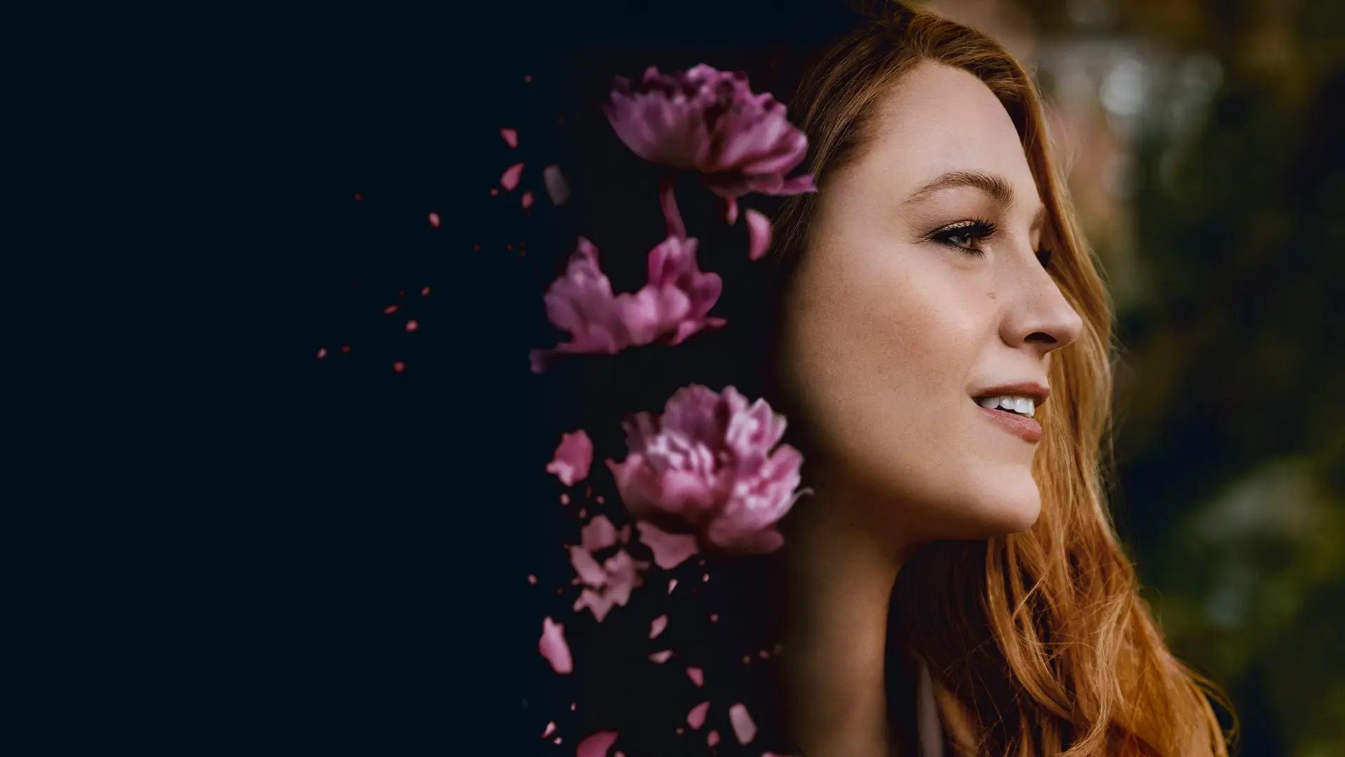 A atriz Blake Lively de perfil com flores rosas perto do cabelo em um fundo escuro