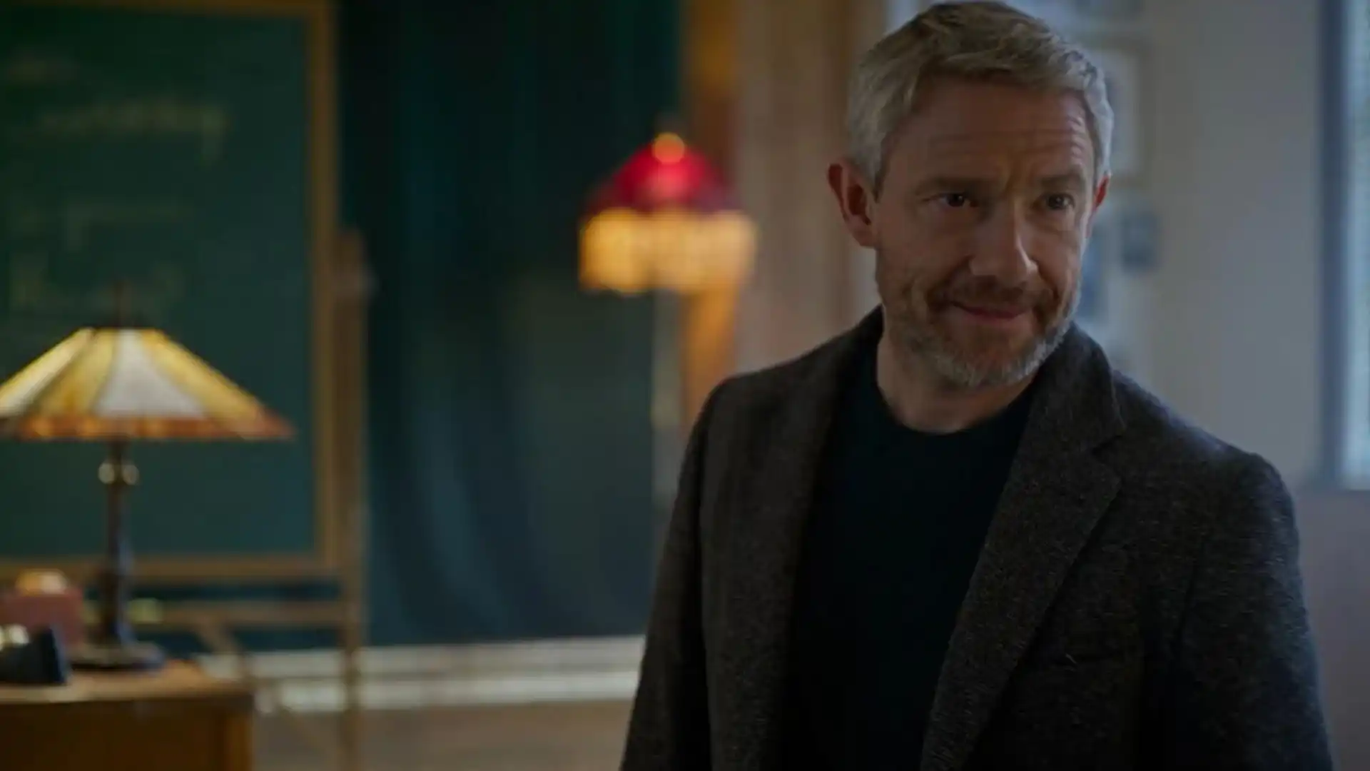 Personagem de Martin Freeman em uma sala de aula