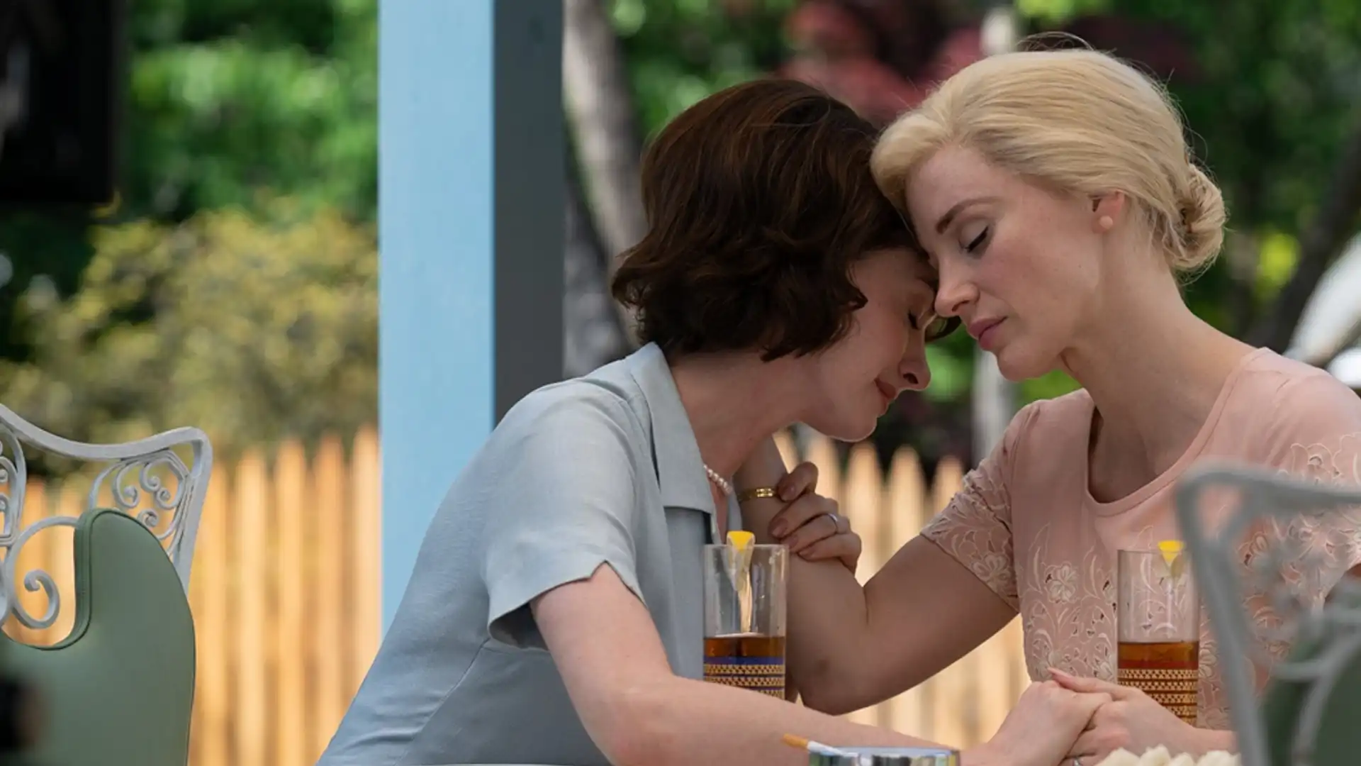 Duas mulheres se acolhendo enquanto encostam as testas umas nas outras